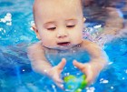 Грудничковое плавание для ребенка