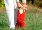 Как научить малыша делать первые шаги